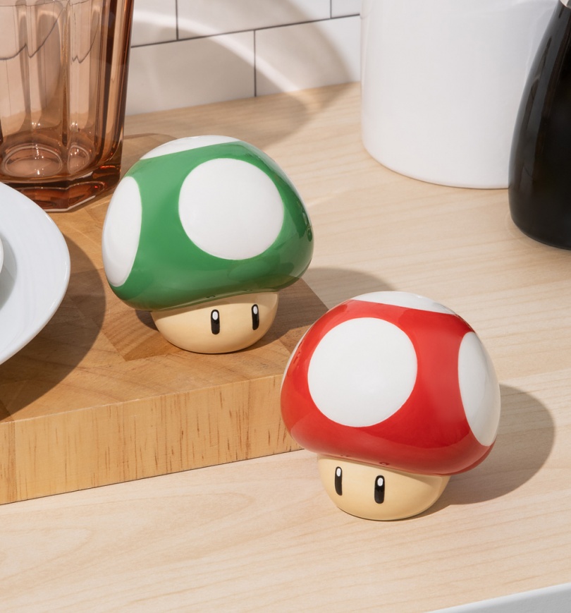 Nintendo Super Mario Mushrooms Salt And Pepper Shakers
